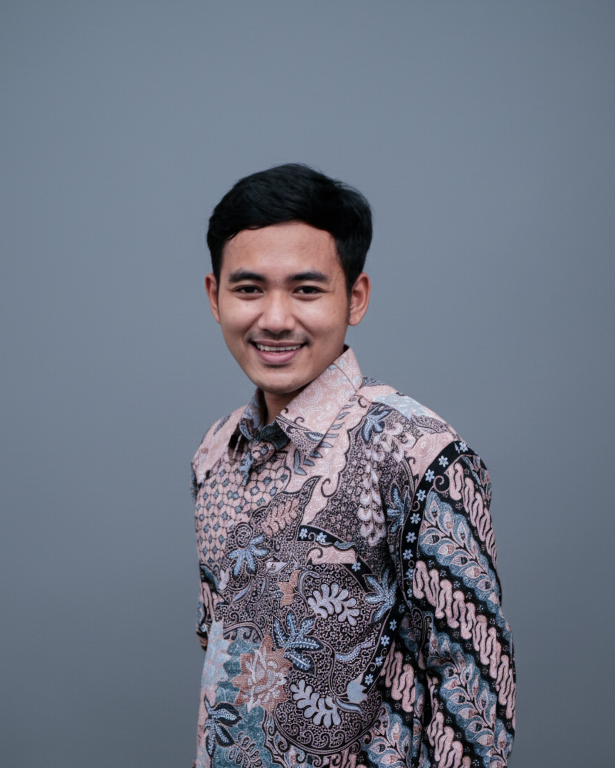 Master of Marketing Communication
Berpengalaman lebih dari 6 tahun di bidang PR dan komunikasi pemasaran. Menguasai strategi branding, storytelling, serta produksi foto, video, dan konten kreatif yang berdampak bagi pengembangan lembaga dan organisasi.