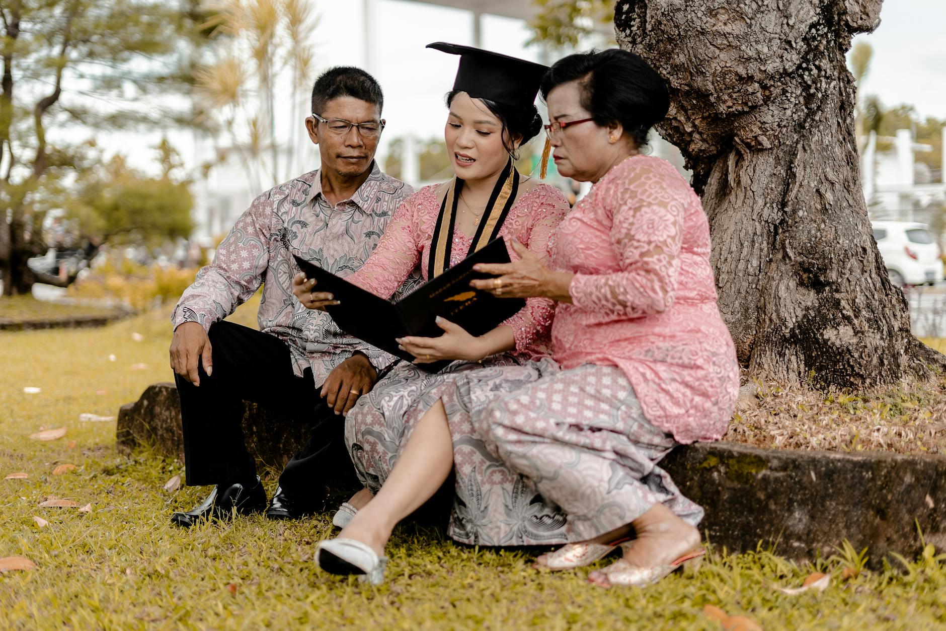Gambar konsultan pendidikan membantu siswa memilih jurusan yang tepat