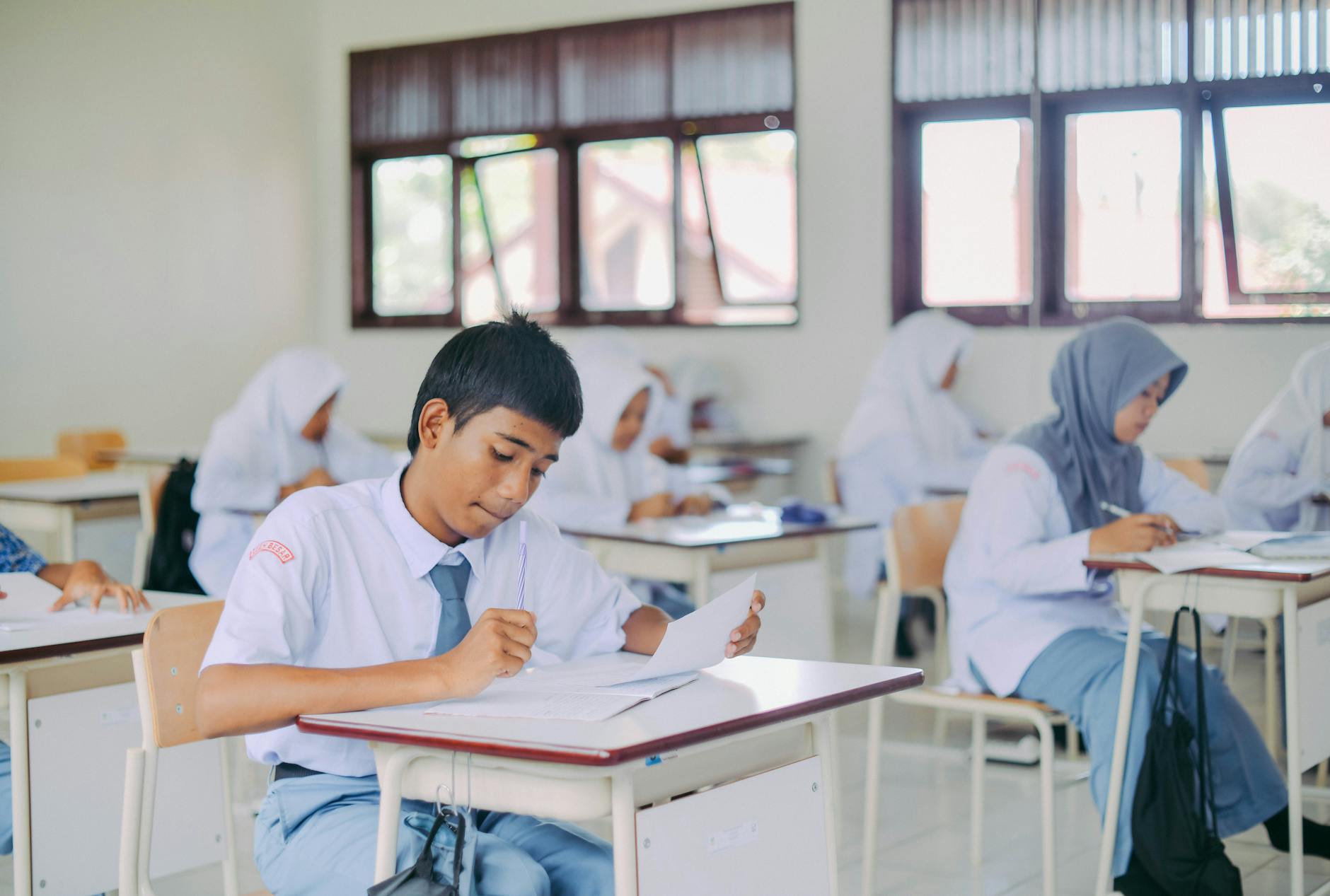 Guru dan murid dalam proses belajar mengajar di kelas