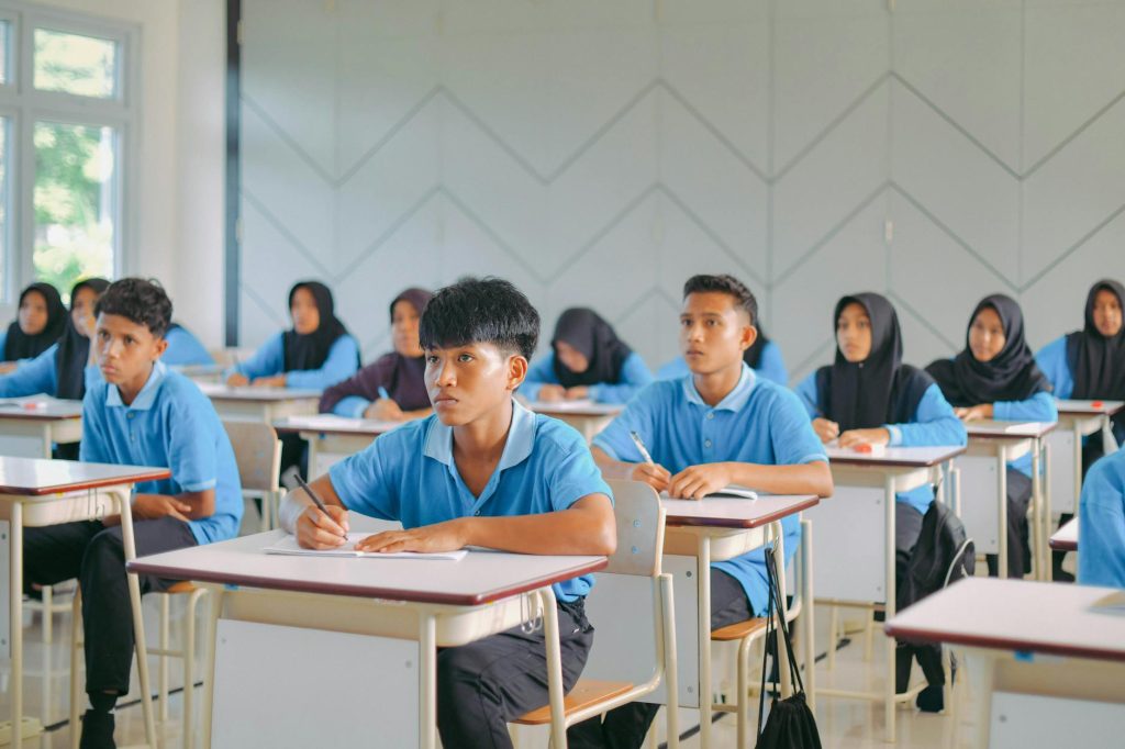 Gambar kemajuan dan inovasi dalam sistem pendidikan untuk pengembangan sekolah yang lebih baik.