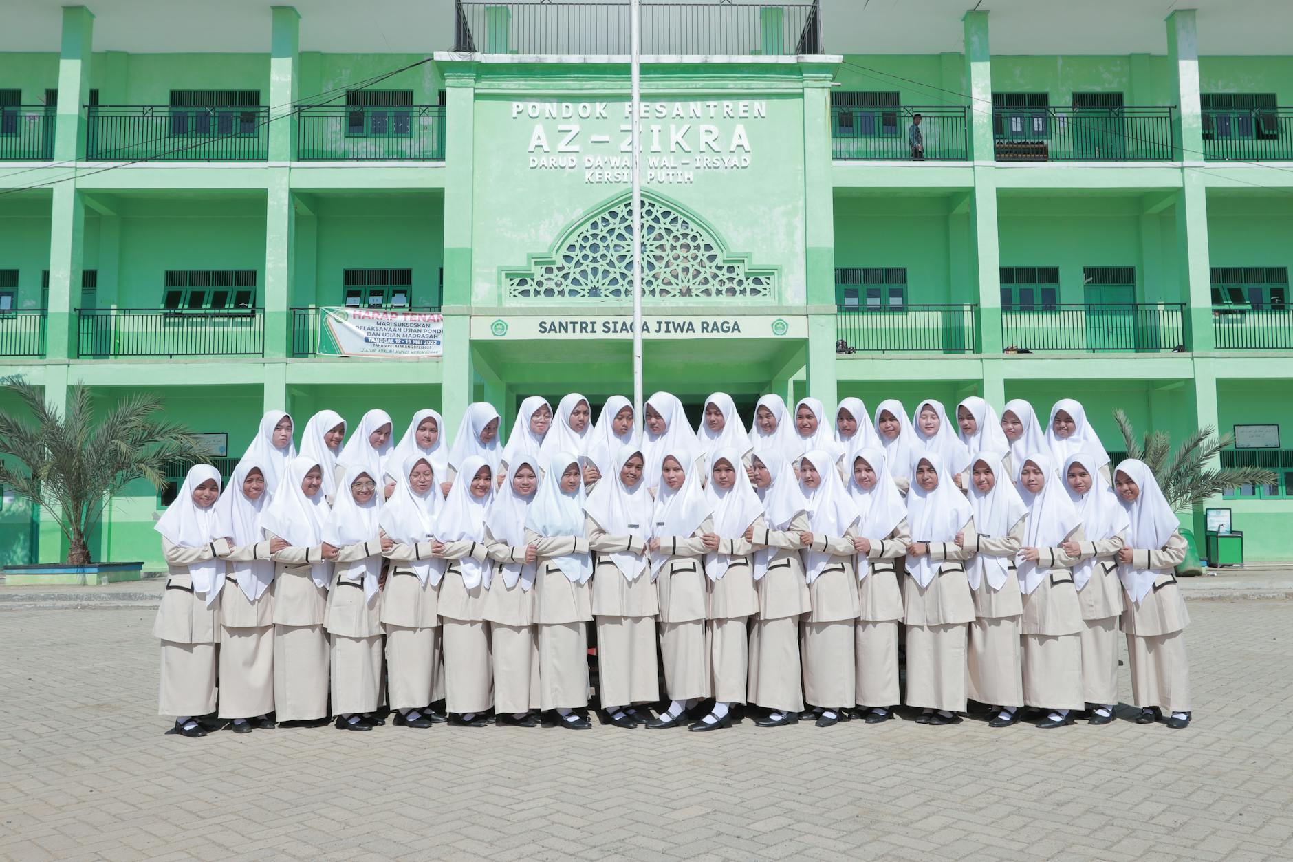 Siswa-siswi antusias mengikuti kegiatan sekolah yang edukatif dan menyenangkan di aula utama.