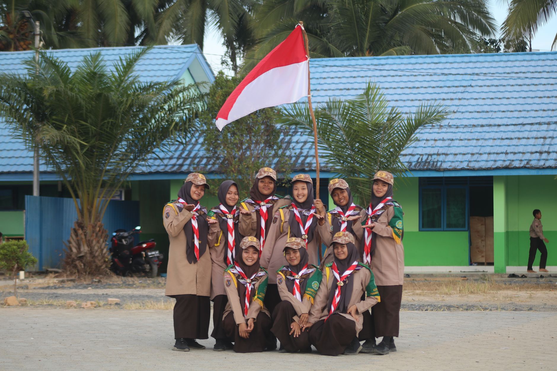 Pramuka: kegiatan luar ruangan yang mendidik, melatih kemandirian dan kerja sama generasi muda.
