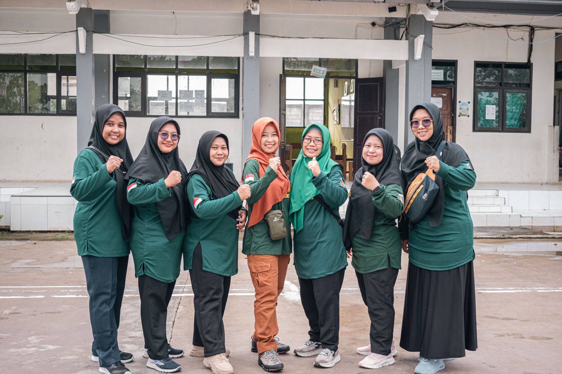 Siswa melakukan kegiatan belajar di kelas sekolah
