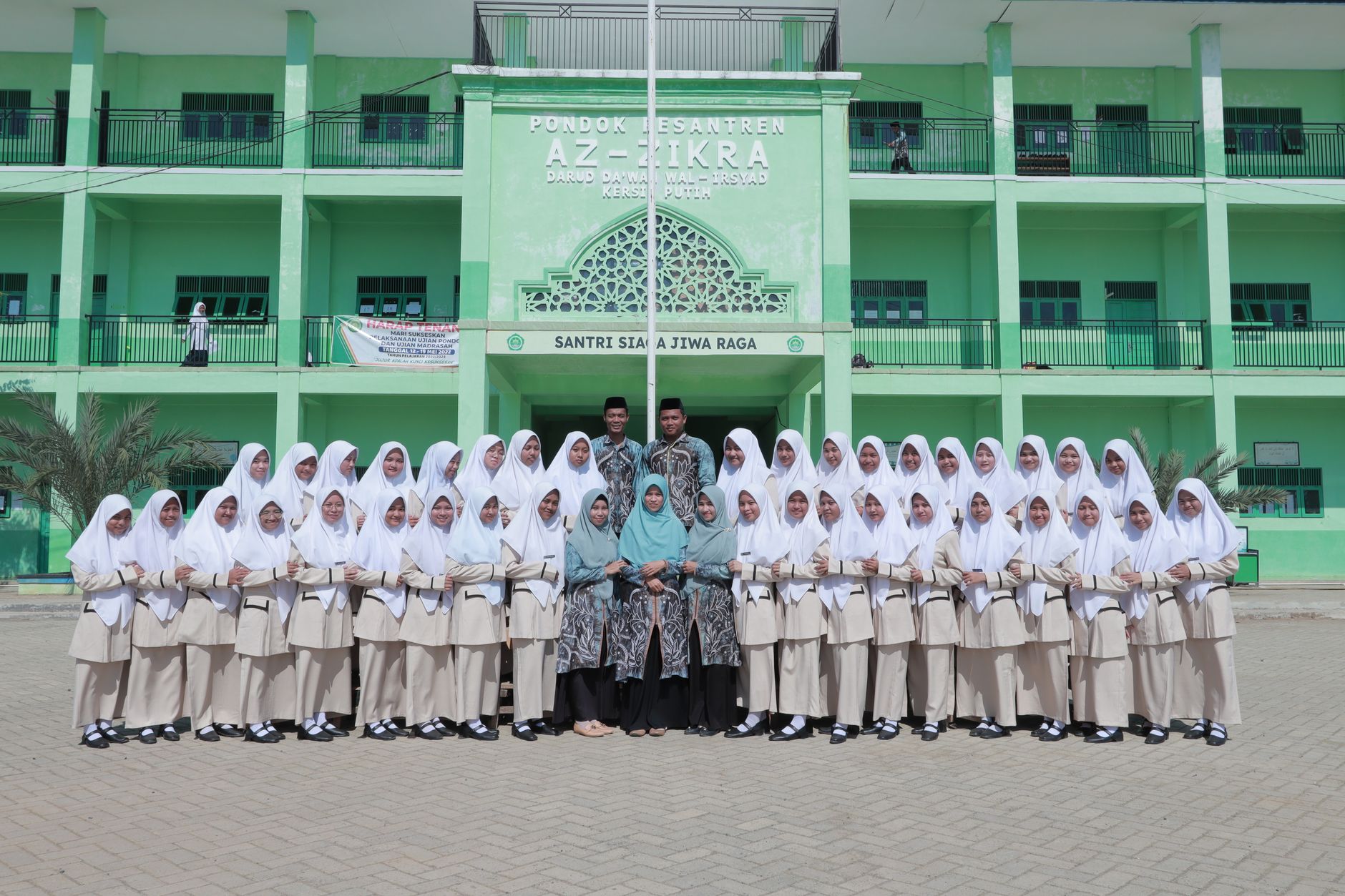 Siswa bersemangat mengikuti kegiatan sekolah yang edukatif dan menyenangkan.